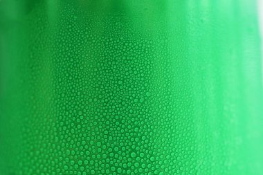 Yeşil içecek kutularının üzerine su damlası, soğuk alüminyum içecek paketi dokusu