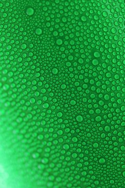 Yeşil içecek kutularının üzerine su damlası, soğuk alüminyum içecek paketi dokusu