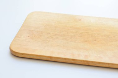 Tahta kesme tahtası beyaz arka planda izole edilmiş, kalas ahşap mutfak