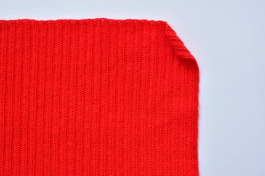 kırmızı yün örgü iplik dokusu, beyaz arkaplanda yün kumaş
