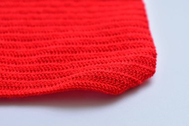 kırmızı yün örgü iplik dokusu, beyaz arkaplanda yün kumaş