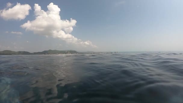 Водна Хвиля Поверхня Відкритого Басейну Літній Час Видом Місто Хмарою — стокове відео