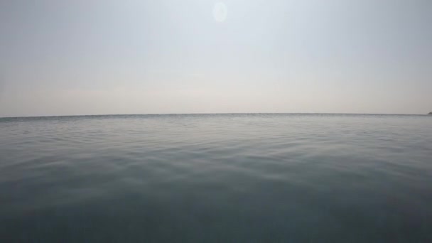 Oberfläche Aus Transparentem Blauem Wasser Schwimmbad Mit Blauem Himmel Und — Stockvideo
