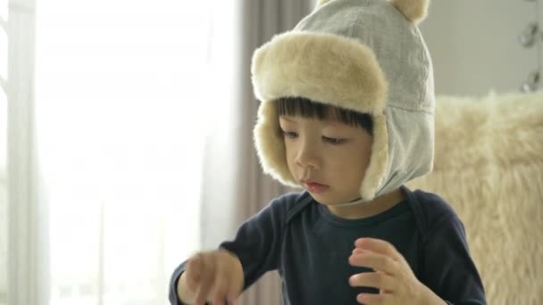 Счастливый Маленький Мальчик Шляпе Играет Улыбается Дома Замедленная Сцена — стоковое видео