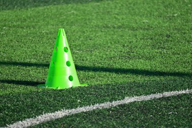 Yeşil eğitim konisiyle yapay çim futbol sahası