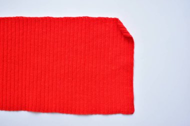 kırmızı yün örgü iplik dokusu, beyaz arkaplanda yün kumaş