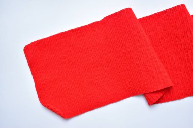 Kırmızı yün örgü kumaş dalgalı, beyaz arkaplanda yünlü kumaş