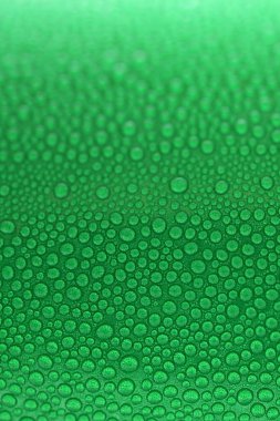 Yeşil içecek kutularının üzerine su damlası, soğuk alüminyum içecek paketi dokusu