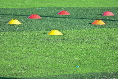 Eğitim konileri ile yapay yeşil çimen futbol sahası