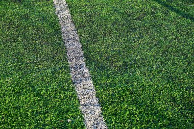 Beyaz çizgili yapay yeşil çimen futbol sahası