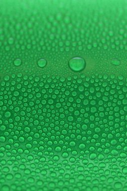 Yeşil içecek kutularının üzerine su damlası, soğuk alüminyum içecek paketi dokusu