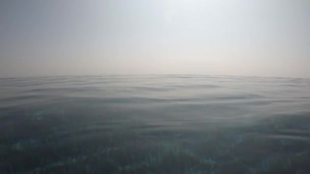 Oberfläche Aus Transparentem Blauem Wasser Schwimmbad Mit Blauem Himmel Und — Stockvideo