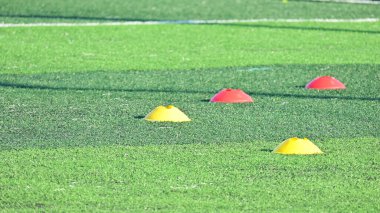 Eğitim konileri ile yapay yeşil çimen futbol sahası