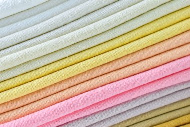 Renkli pamuklu giysiler yığını, giysi yığını.