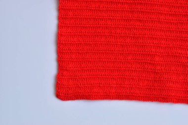 kırmızı yün örgü iplik dokusu, beyaz arkaplanda yün kumaş