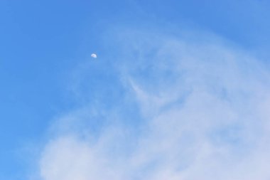 güzel mavi gökyüzü ve beyaz kabarık bulutlar sabah güneş doğarken, doğal arka plan