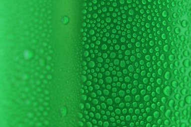 Yeşil içecek kutularının üzerine su damlası, soğuk alüminyum içecek paketi dokusu