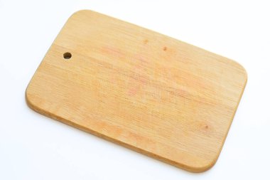 Tahta kesme tahtası beyaz arka planda izole edilmiş, kalas ahşap mutfak