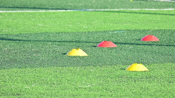 Eğitim konileri ile yapay yeşil çimen futbol sahası