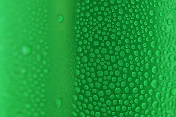 Yeşil içecek kutularının üzerine su damlası, soğuk alüminyum içecek paketi dokusu