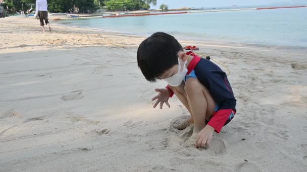 Повільна Сцена Руху Щасливий Хлопчик Щасливий Грає Піщаному Пляжі Розважайтеся — стокове відео