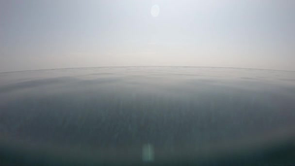 夏季室外游泳池水面上的水波 天空中云彩的运动场景 — 图库视频影像