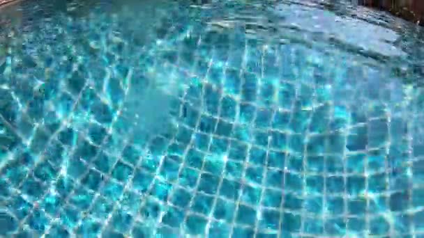 Buceo Bajo Agua Azul Transparente Piscina Cerca Escena Movimiento — Vídeos de Stock