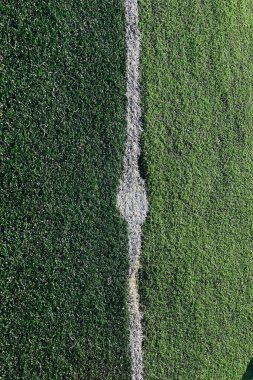 Beyaz çizgili yapay yeşil çimen futbol sahası
