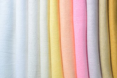 Renkli pamuklu giysiler yığını, beyaz arka planda giysi yığını