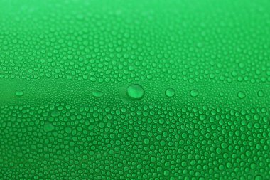 Yeşil içecek kutularının üzerine su damlası, soğuk alüminyum içecek paketi dokusu