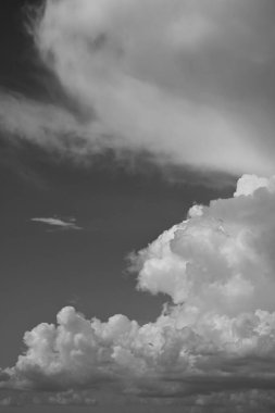 Siyah ve beyaz görüntü, yağmurlu bir günde bulutlu gökyüzü