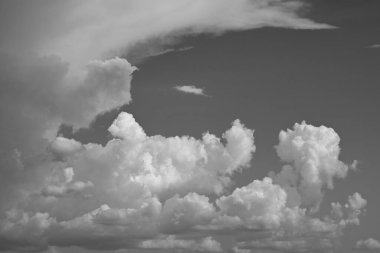 Siyah ve beyaz görüntü, yağmurlu bir günde bulutlu gökyüzü