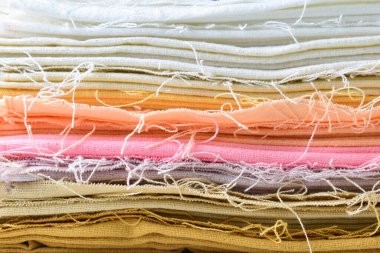 Renkli pamuklu giysiler yığını, giysi yığını.