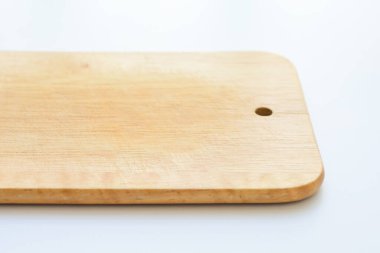 Tahta kesme tahtası beyaz arka planda izole edilmiş, kalas ahşap mutfak