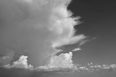 Siyah ve beyaz görüntü, yağmurlu bir günde bulutlu gökyüzü