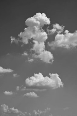 siyah ve beyaz görüntü, bulutlu gökyüzü