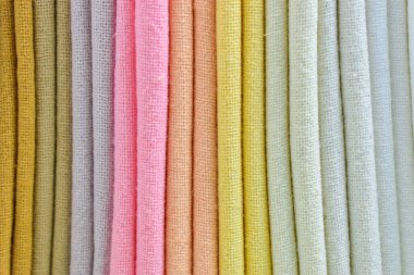 Renkli pamuklu giysiler yığını, giysi yığını.