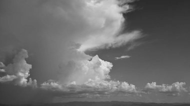 Siyah ve beyaz görüntü, yağmurlu bir günde bulutlu gökyüzü