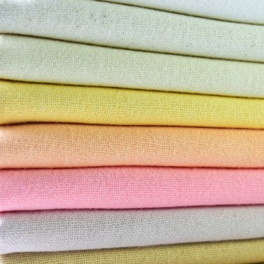 Renkli pamuklu giysiler yığını, giysi yığını.