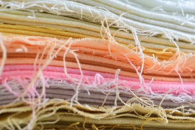 Renkli pamuklu giysiler yığını, giysi yığını.