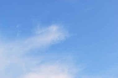 Güzel mavi gökyüzü ve beyaz kabarık bulut Sabah güneş doğuyor, doğal arkaplan