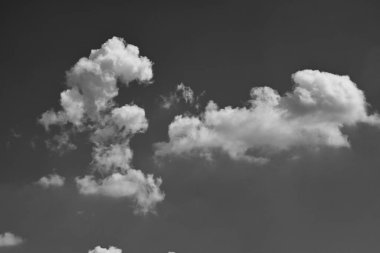 siyah ve beyaz görüntü, bulutlu gökyüzü