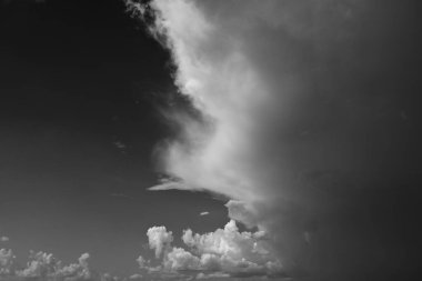 Siyah ve beyaz görüntü, yağmurlu bir günde bulutlu gökyüzü