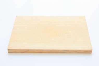 Tahta kesme tahtası beyaz arka planda izole edilmiş, kalas ahşap mutfak