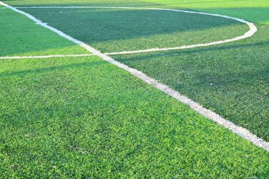 Beyaz çizgili yapay yeşil çimen futbol sahası