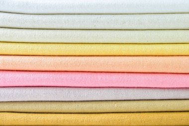 Renkli pamuklu giysiler yığını, giysi yığını.