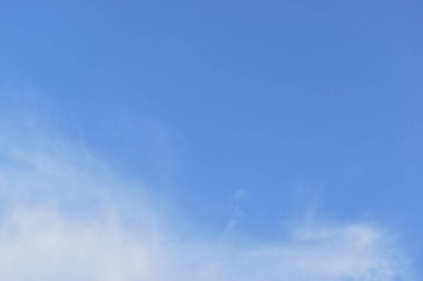 Güzel mavi gökyüzü ve beyaz kabarık bulut Sabah güneş doğuyor, doğal arkaplan