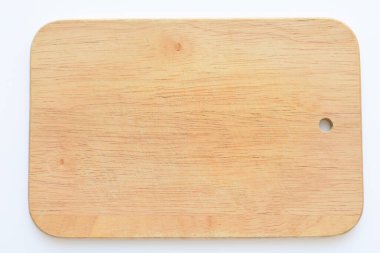 Tahta kesme tahtası beyaz arka planda izole edilmiş, kalas ahşap mutfak