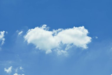 Beyaz bulutlu açık mavi gökyüzü, sabah güzel bir hava var.