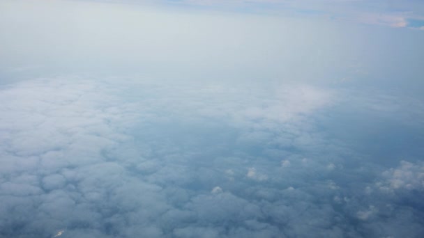 Piękny Krajobraz Błękitne Niebo Biała Chmura Widok Góry Okna Samolotu — Wideo stockowe